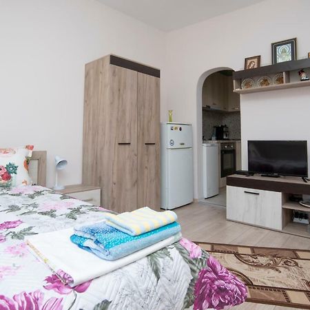 Lynn'S Oasis-Ocean Touch In Core Downtown Burgas Exterior foto