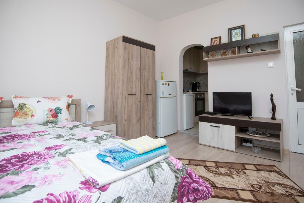 Lynn'S Oasis-Ocean Touch In Core Downtown Burgas Exterior foto