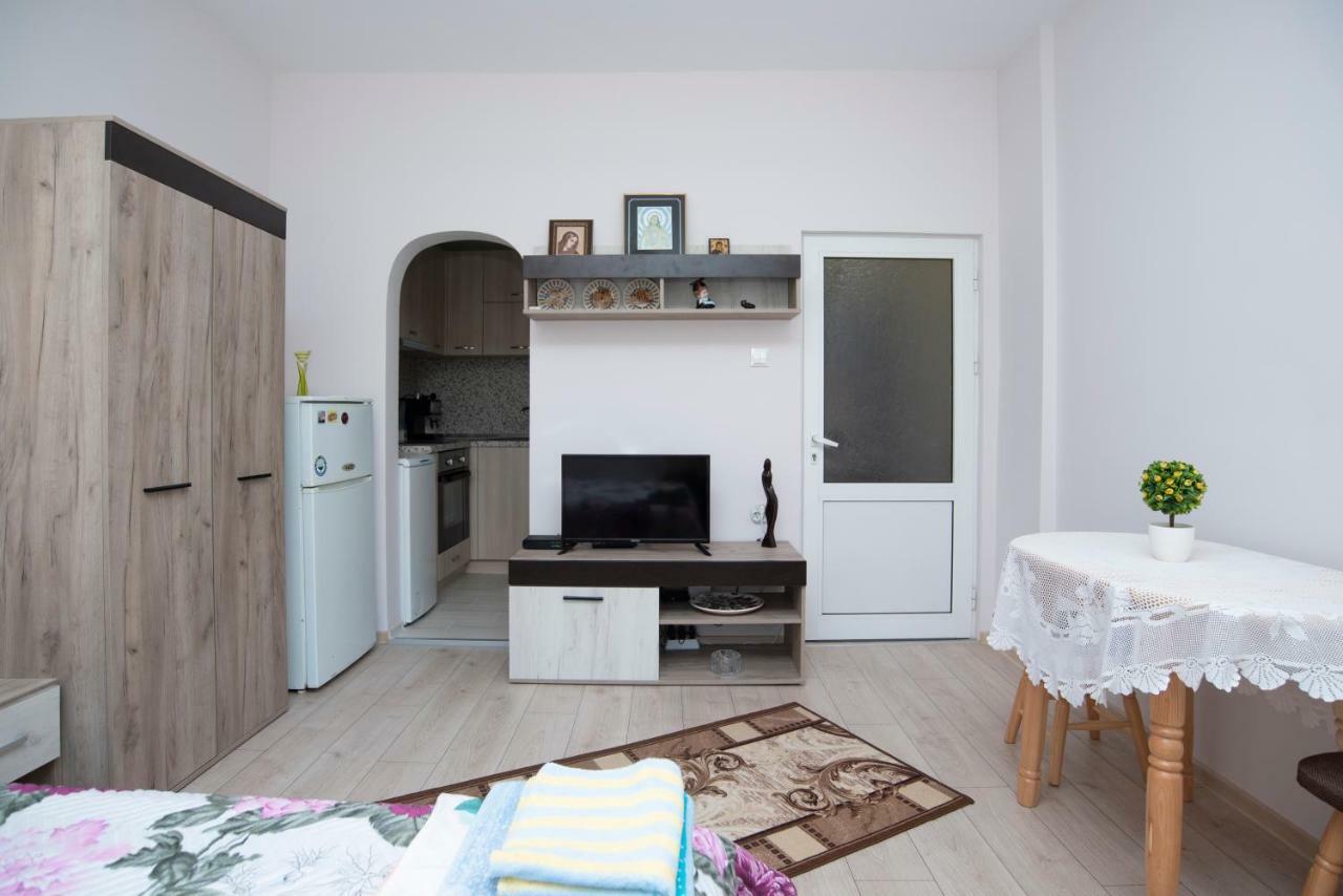 Lynn'S Oasis-Ocean Touch In Core Downtown Burgas Exterior foto