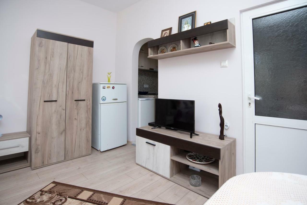 Lynn'S Oasis-Ocean Touch In Core Downtown Burgas Exterior foto
