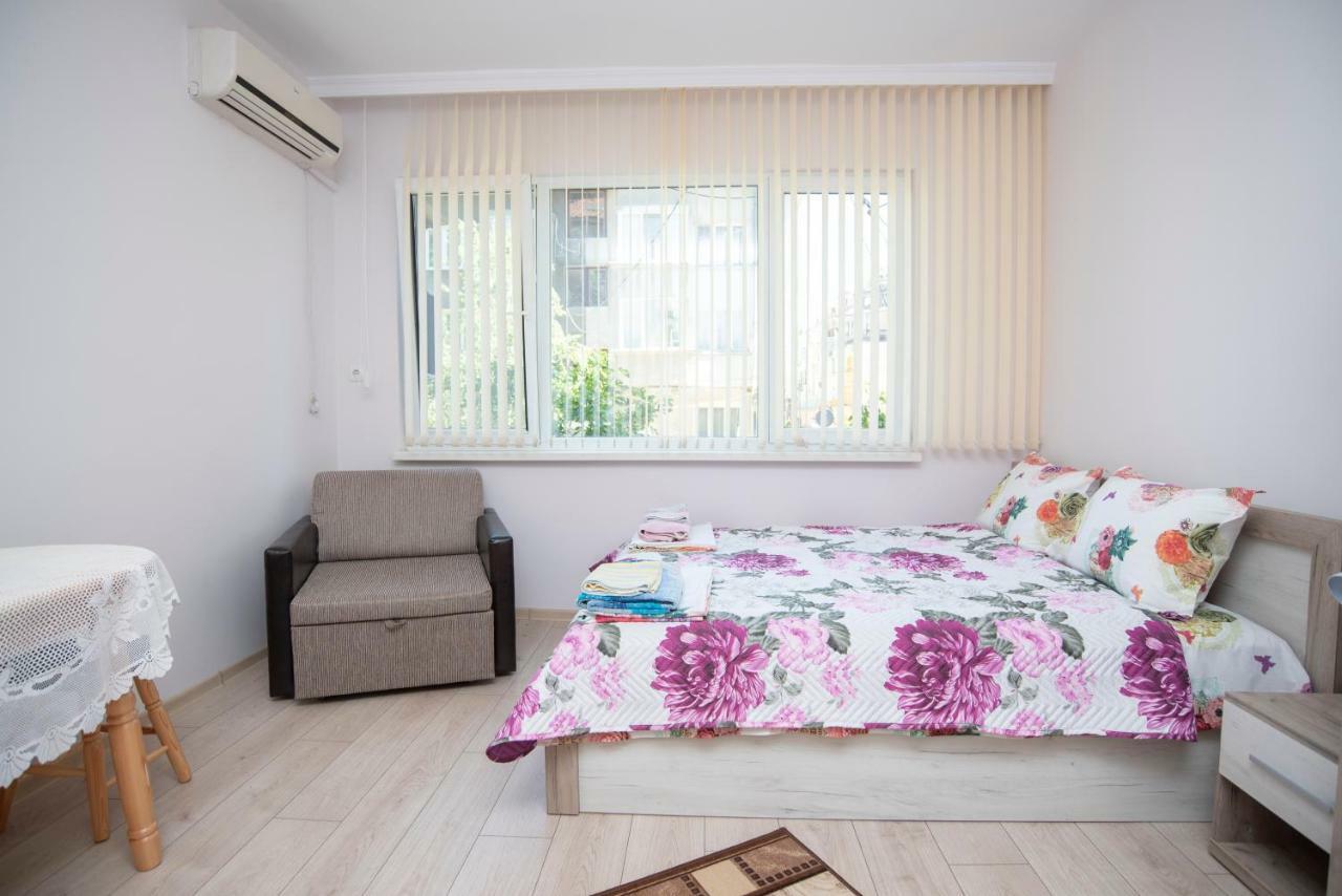 Lynn'S Oasis-Ocean Touch In Core Downtown Burgas Exterior foto