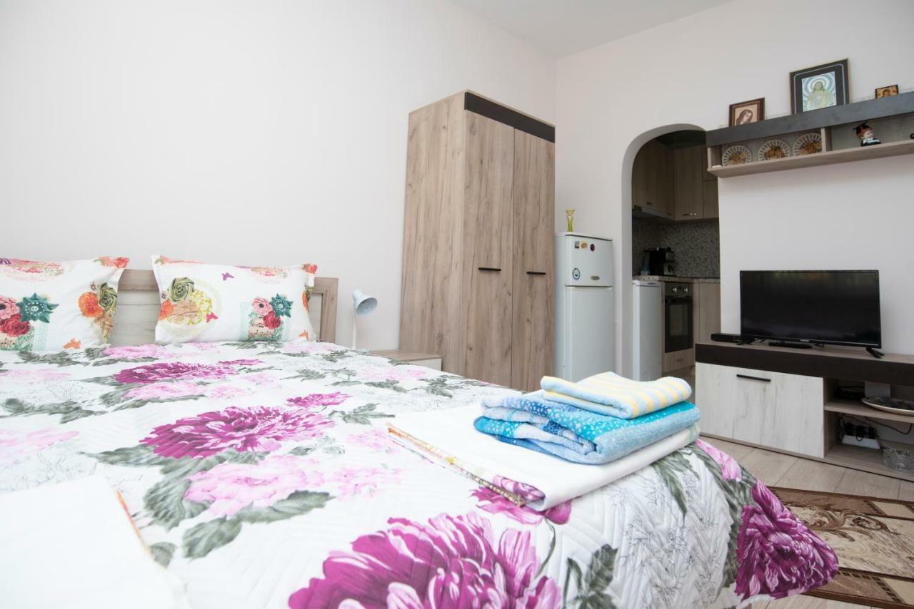 Lynn'S Oasis-Ocean Touch In Core Downtown Burgas Exterior foto