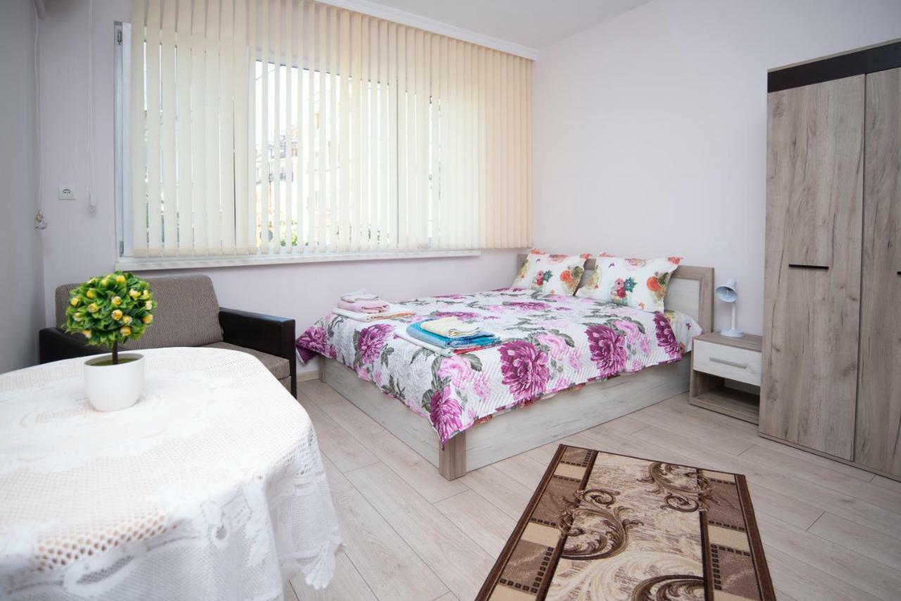 Lynn'S Oasis-Ocean Touch In Core Downtown Burgas Exterior foto